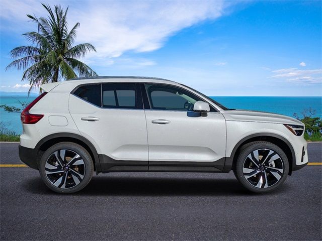 2025 Volvo XC40 Ultra Bright Theme