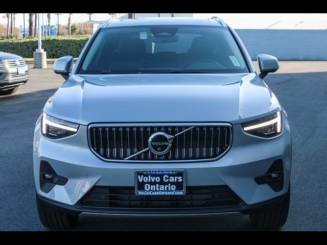 2025 Volvo XC40 Ultra Bright Theme