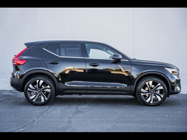 2025 Volvo XC40 Ultra Bright Theme