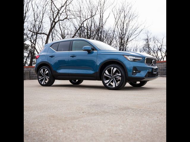 2025 Volvo XC40 Ultra Bright Theme