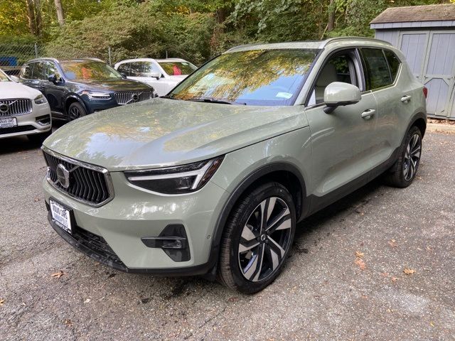 2025 Volvo XC40 Ultra Bright Theme