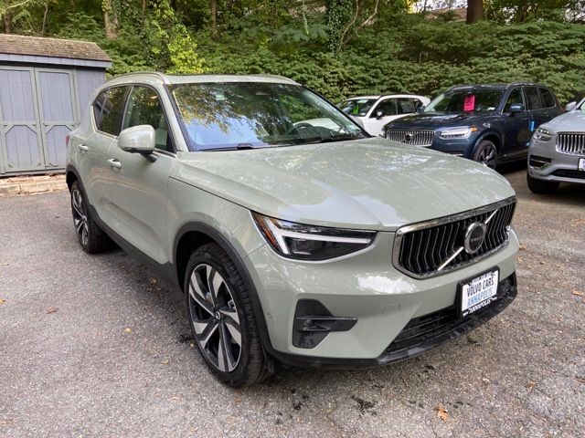 2025 Volvo XC40 Ultra Bright Theme