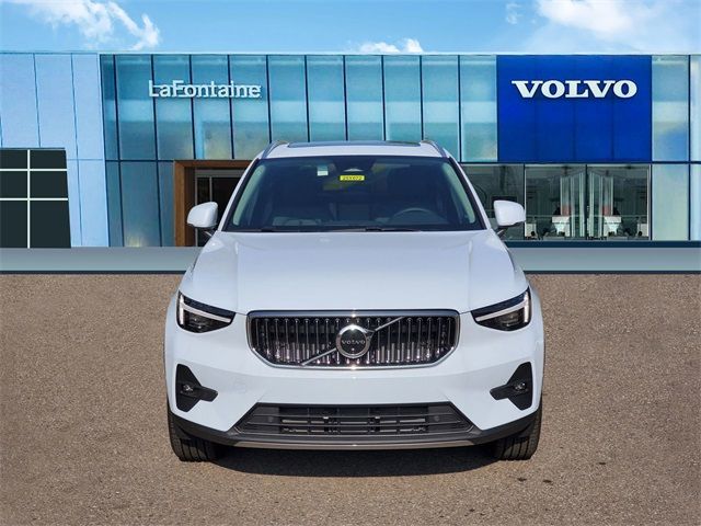 2025 Volvo XC40 Ultra Bright Theme