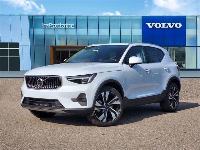 2025 Volvo XC40 Ultra Bright Theme