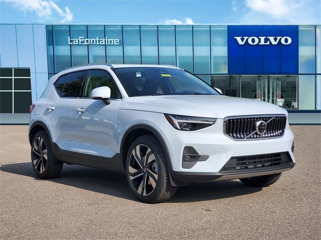 2025 Volvo XC40 Ultra Bright Theme