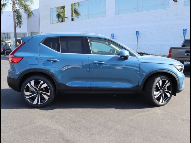 2025 Volvo XC40 Ultra Bright Theme