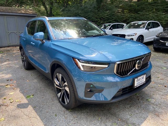 2025 Volvo XC40 Ultra Bright Theme