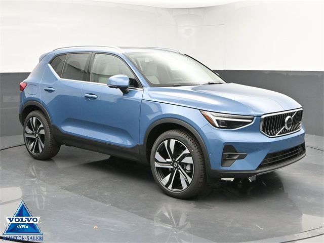 2025 Volvo XC40 Ultra Bright Theme