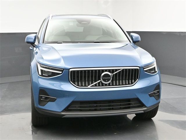 2025 Volvo XC40 Ultra Bright Theme