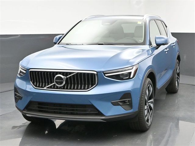 2025 Volvo XC40 Ultra Bright Theme