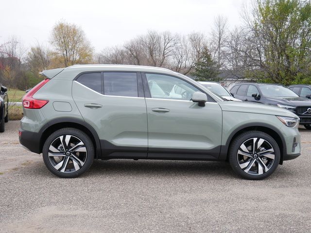 2025 Volvo XC40 Ultra Bright Theme