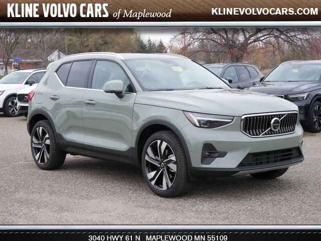 2025 Volvo XC40 Ultra Bright Theme