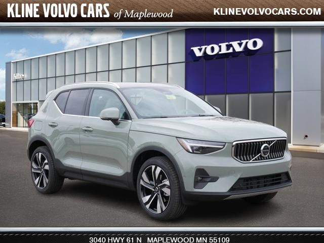 2025 Volvo XC40 Ultra Bright Theme