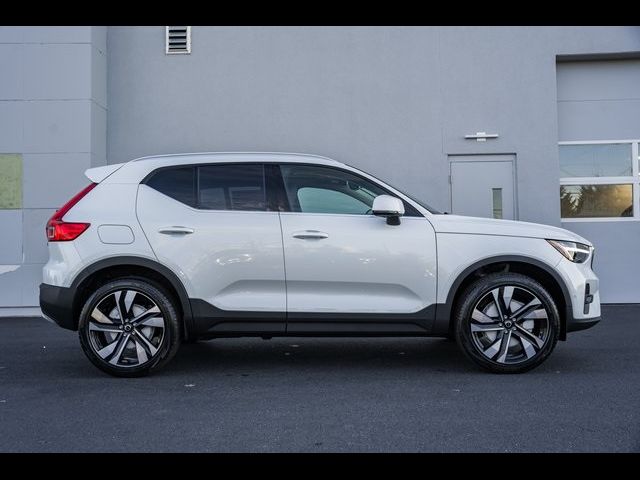 2025 Volvo XC40 Ultra Bright Theme