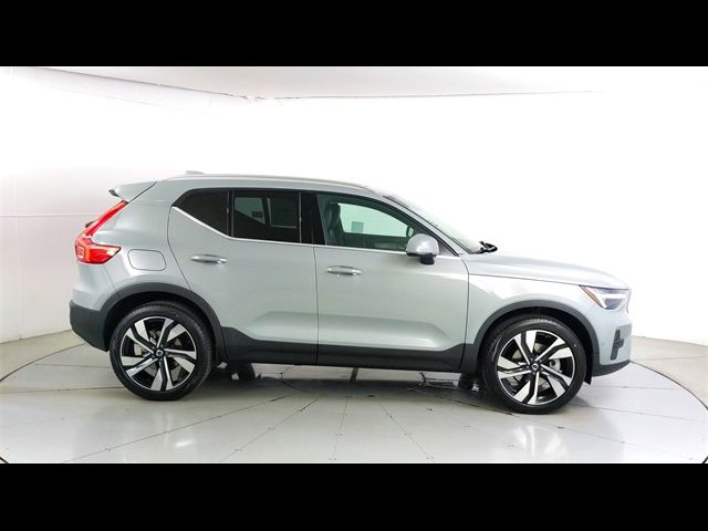 2025 Volvo XC40 Ultra Bright Theme