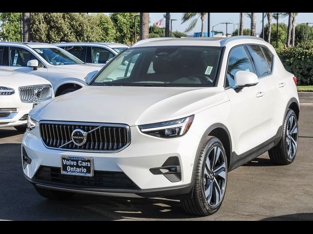 2025 Volvo XC40 Ultra Bright Theme