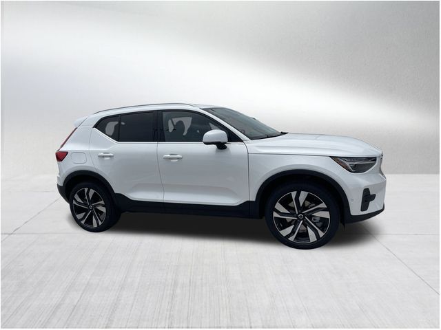 2025 Volvo XC40 Ultra Bright Theme