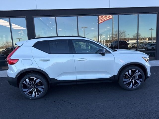 2025 Volvo XC40 Ultra Bright Theme