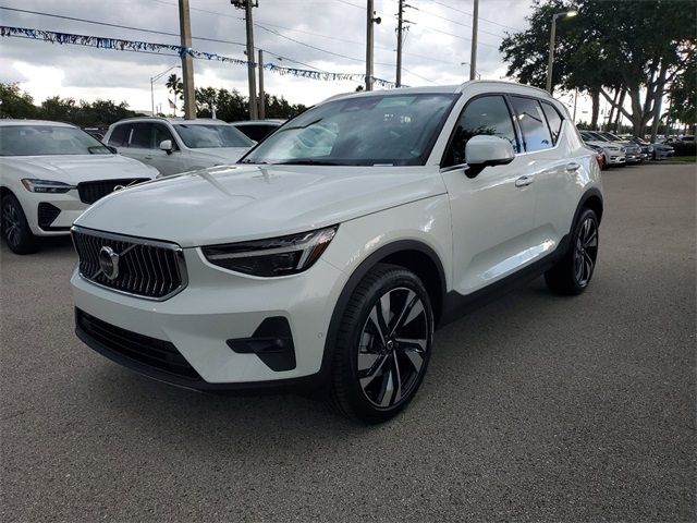 2025 Volvo XC40 Ultra Bright Theme