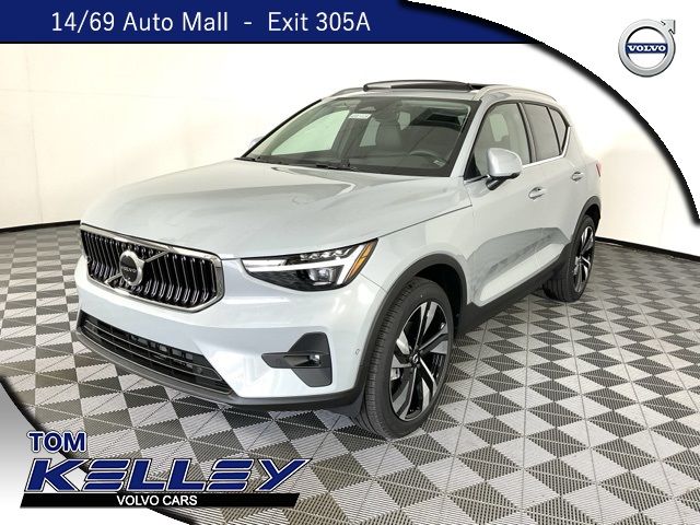 2025 Volvo XC40 Ultra Bright Theme