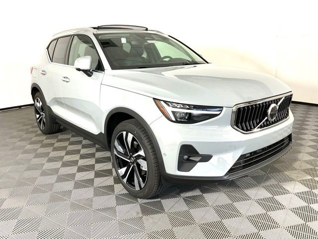 2025 Volvo XC40 Ultra Bright Theme