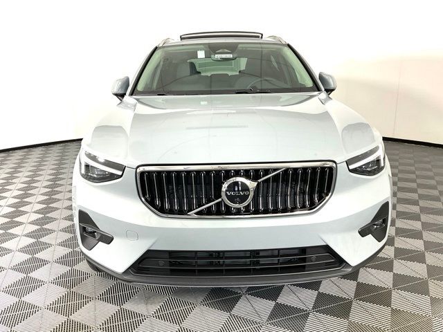 2025 Volvo XC40 Ultra Bright Theme