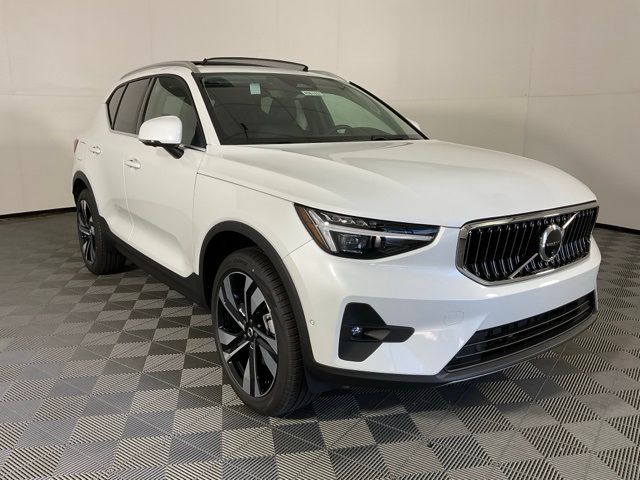 2025 Volvo XC40 Ultra Bright Theme