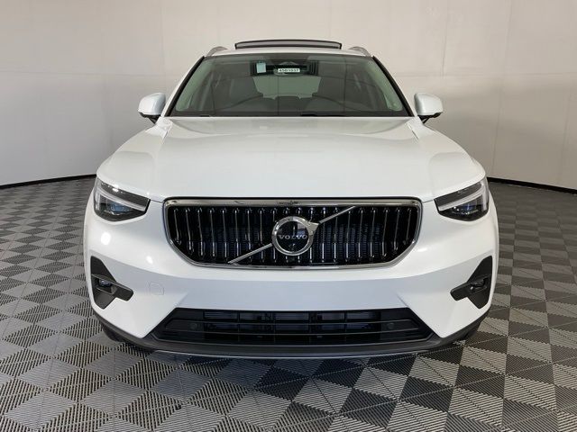 2025 Volvo XC40 Ultra Bright Theme