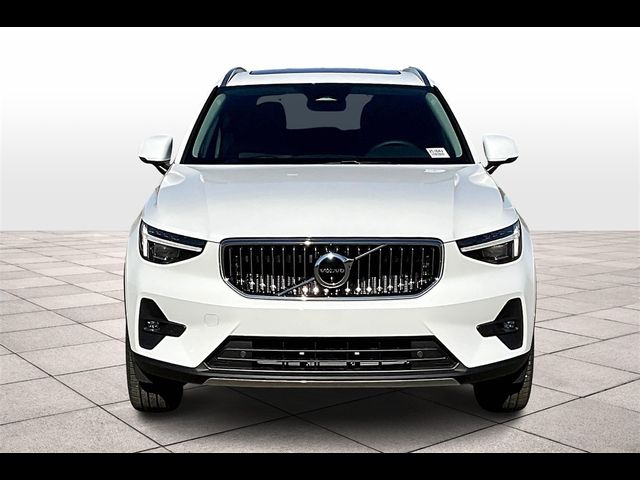 2025 Volvo XC40 Ultra Bright Theme