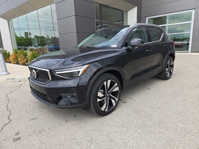 2025 Volvo XC40 Ultra Bright Theme