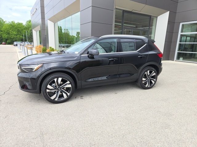 2025 Volvo XC40 Ultra Bright Theme
