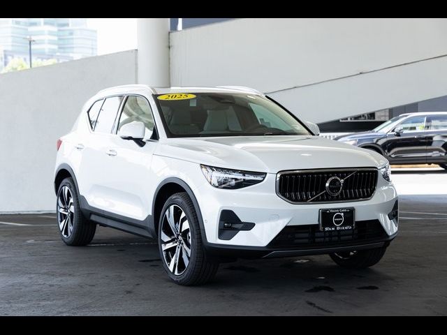 2025 Volvo XC40 Ultra Bright Theme