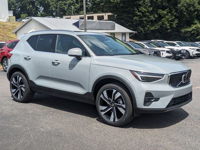 2025 Volvo XC40 Ultra Bright Theme