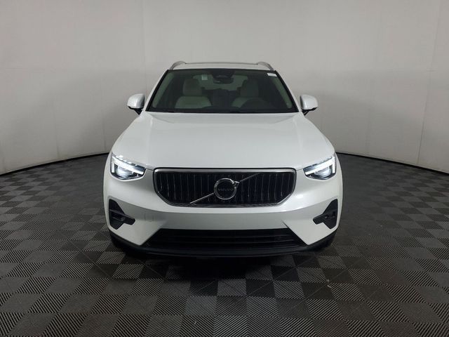 2025 Volvo XC40 Ultra Bright Theme