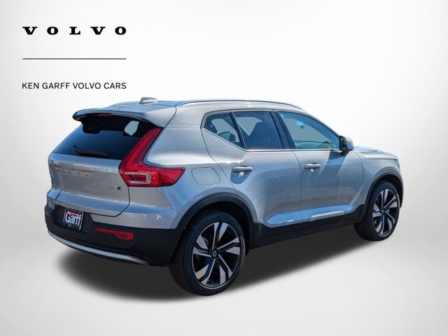 2025 Volvo XC40 Ultra Bright Theme