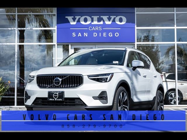 2025 Volvo XC40 Ultra Bright Theme