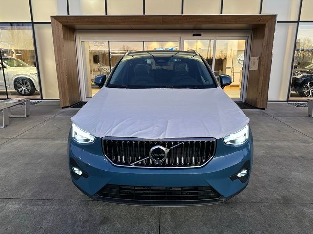 2025 Volvo XC40 Ultra Bright Theme