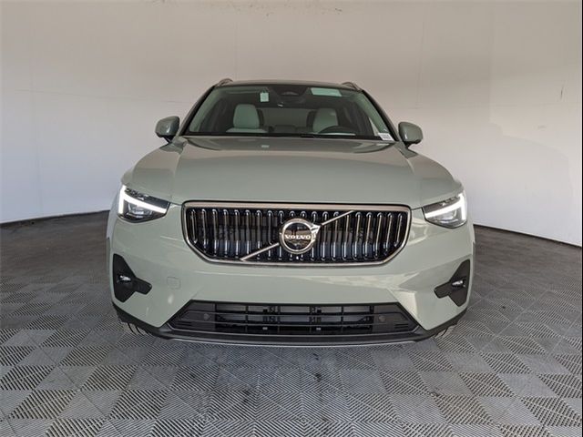 2025 Volvo XC40 Ultra Bright Theme