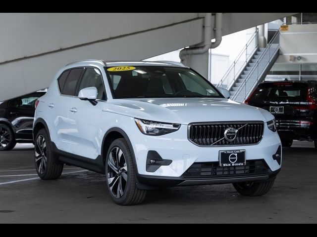 2025 Volvo XC40 Ultra Bright Theme