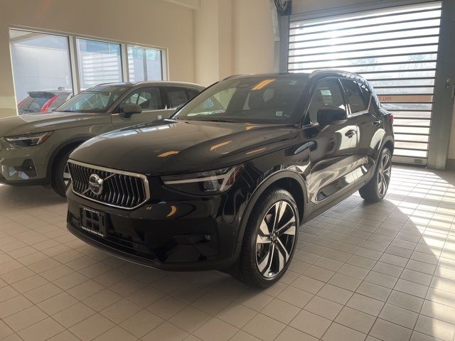 2025 Volvo XC40 Ultra Bright Theme