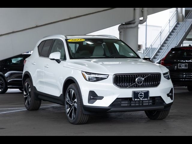 2025 Volvo XC40 Ultra Bright Theme