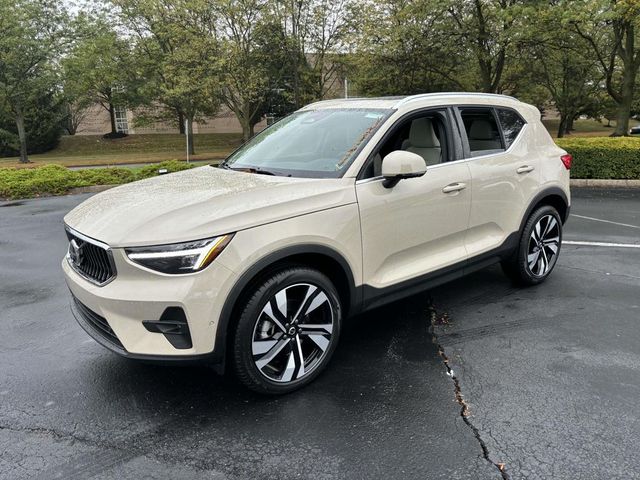 2025 Volvo XC40 Ultra Bright Theme