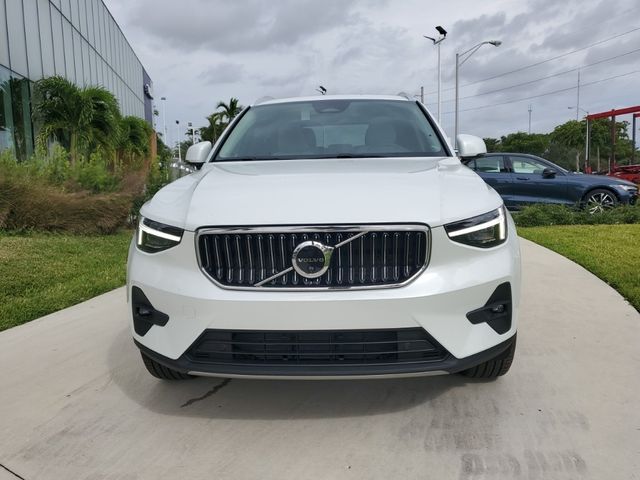 2025 Volvo XC40 Ultra Bright Theme