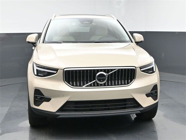 2025 Volvo XC40 Ultra Bright Theme