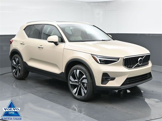 2025 Volvo XC40 Ultra Bright Theme