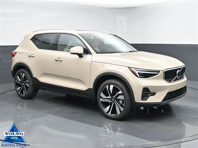 2025 Volvo XC40 Ultra Bright Theme