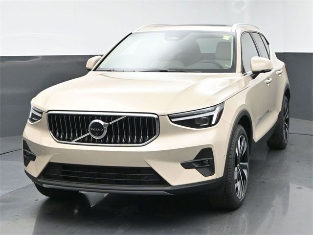 2025 Volvo XC40 Ultra Bright Theme