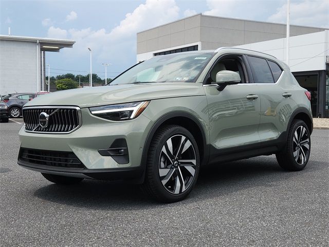 2025 Volvo XC40 Ultra Bright Theme