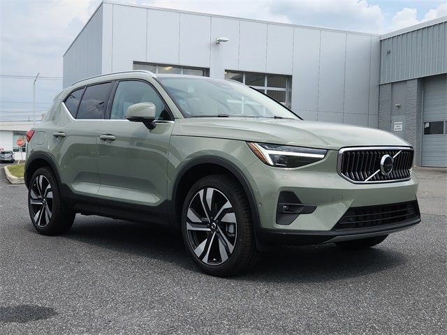 2025 Volvo XC40 Ultra Bright Theme