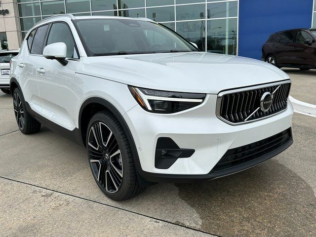 2025 Volvo XC40 Ultra Bright Theme